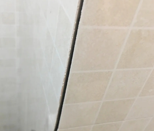 浮山瓷砖空鼓维修公司分享阳台瓷砖脱落的修复过程可以分为以下几个步骤
