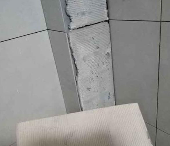 浮山瓷砖空鼓维修公司分享下厨房瓷砖脱落的补救措施。